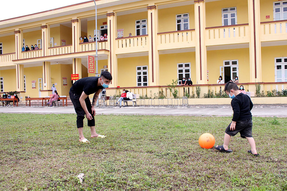 Cháu nhỏ vô tư chơi bóng cùng người thân tại khu cách ly Trung đoàn 750, Bộ CHQS tỉnh Bắc Kạn.